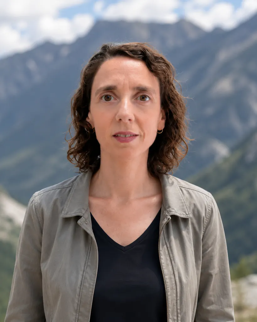 Retrat de la Vero davant d'un paisatge de muntanya.